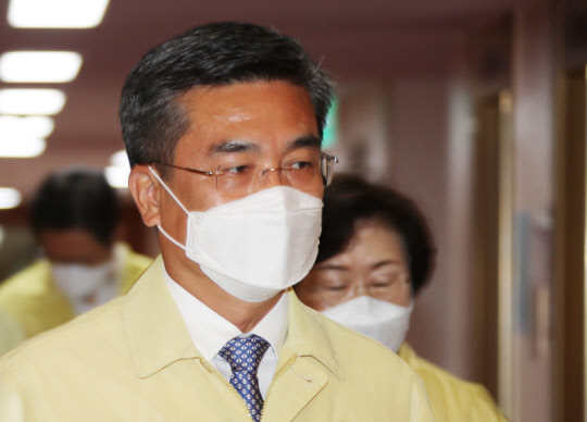 서욱 국방부 장관이 20일 정부서울청사에서 열린 국무회의에 민방위복 차림으로 참석하고 있다.연합뉴스